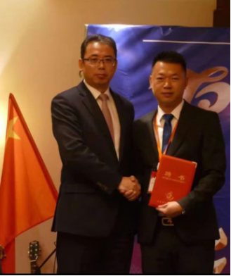 姚东晔参赞与叶怀毅会长合影
