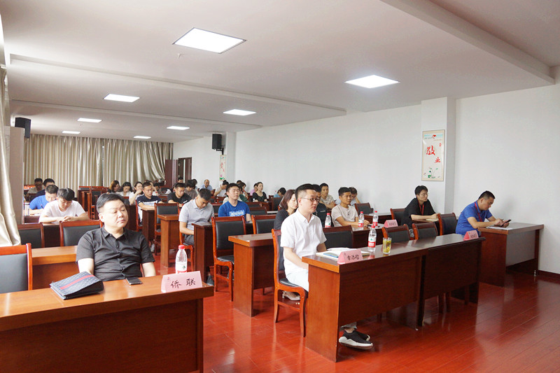 王建兴教授从常州的文脉切入,讲到家训是家族成员精神力量的根本鞘 