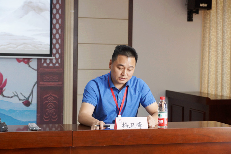 王建兴教授从常州的文脉切入,讲到家训是家族成员精神力量的根本鞘 