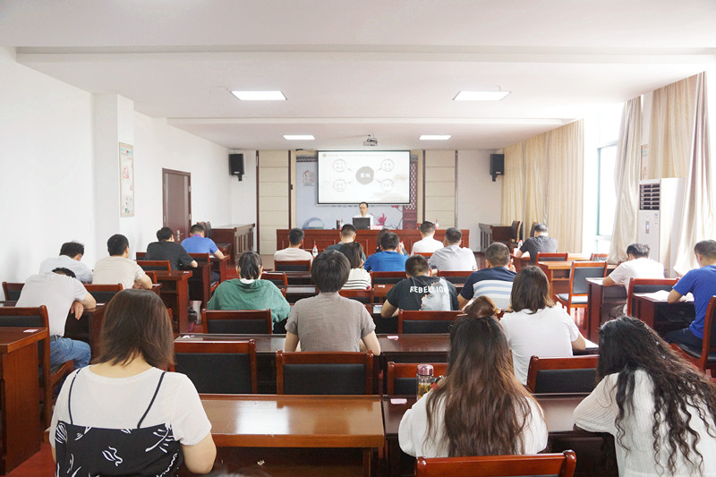 王建兴教授从常州的文脉切入,讲到家训是家族成员精神力量的根本鞘 