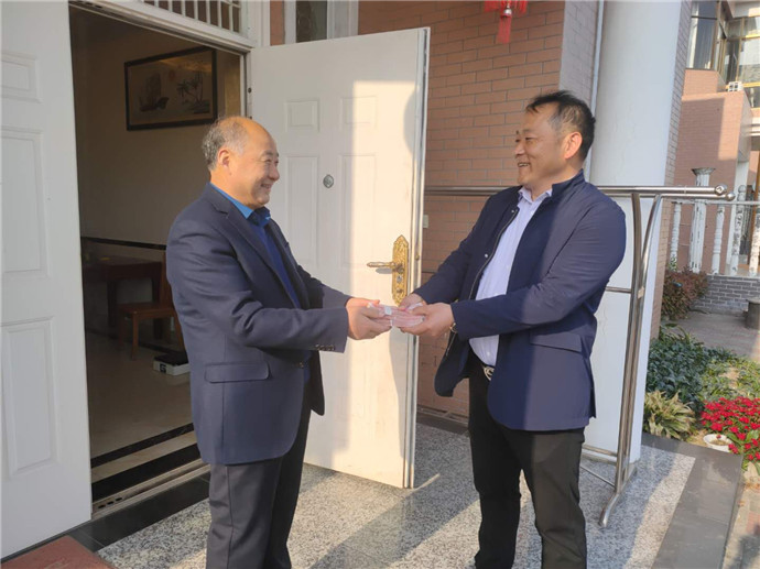 大爱捐赠为民生,扶贫攻坚入人心——海安市雅周镇许家庄村侨眷闾传满