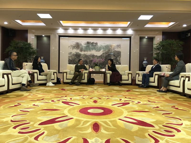 太仓市委常委统战部部长施燕萍会见朱棣文亲属一行